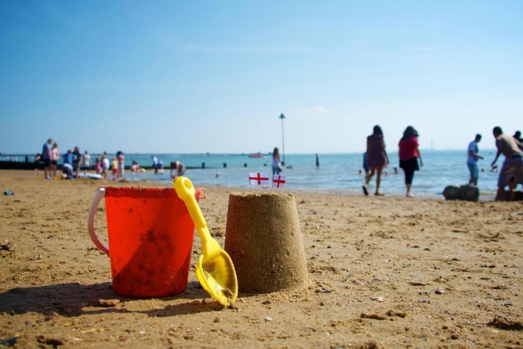 Marine Villa Hotel & Suites - Close To Beach, Train Station & Southend Airport Εξωτερικό φωτογραφία